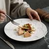 Piatto piano e piatto rotondo in ceramica sottosmalto bianco di design di alta gamma goffrato, un nuovo tipo di piatto da cucina casalinga