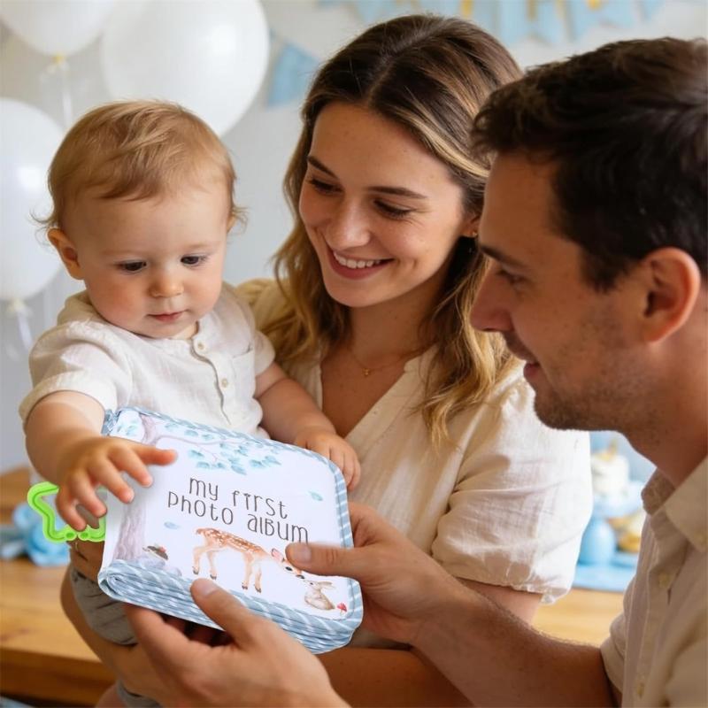 Album Photo pour Bébé à Couverture Tissu pour Naissance et Premier Anniversaire, Thème Forêt avec Bordure Bleu Clair, 14 x 18 cm Carnet de Souvenirs pour Adultes de la Famille