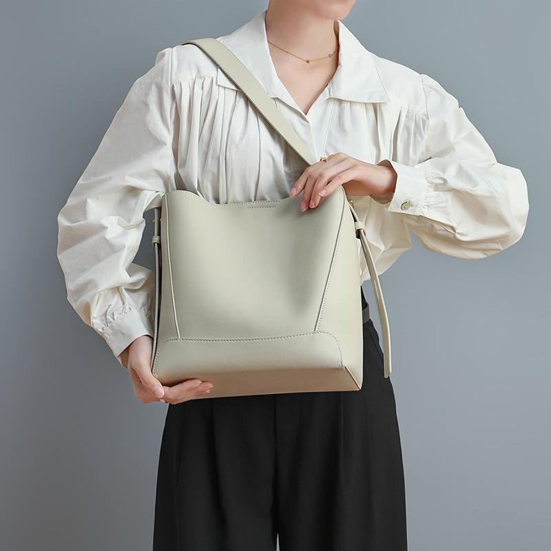 

Large Bag for Women, Niche 2025 New Model, Versatile Genuine Leather Crossbody Bag, Large Capacity Commuter Bucket Bag Light Oxygen White（Publ