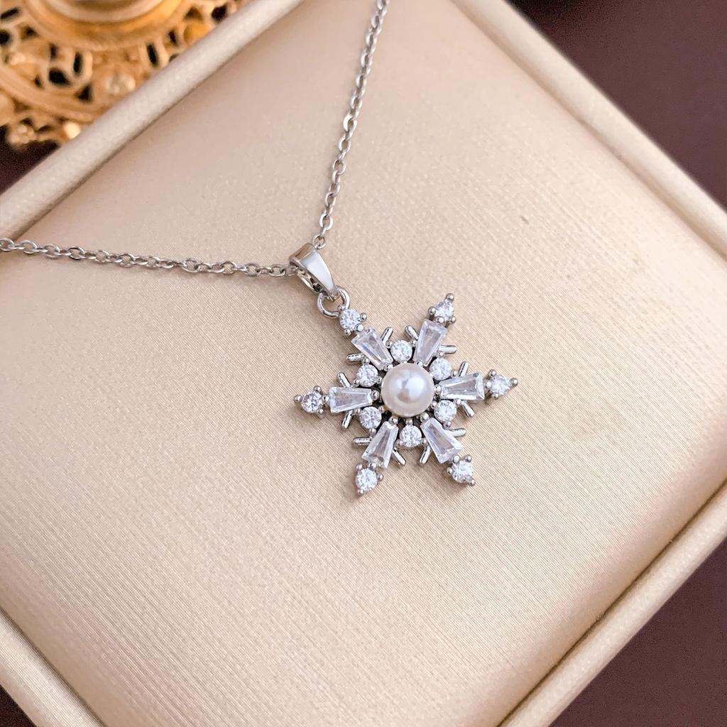 Necklace European and American hot-selling pearl snowflake does not fade titanium steel necklace accessories women's niche design sense collarbone