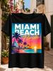 Miami Beach Florida Sonnenuntergang mit Palmen Ozean Art-Déco-Gebäude und lebendigen Neon-Reise-Grafiken Unisex All T-Shirt