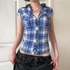 Camisa de mujer a cuadros azules y blancos, manga corta, cuello, cierre de botones en la parte delantera, dos bolsillos en el pecho