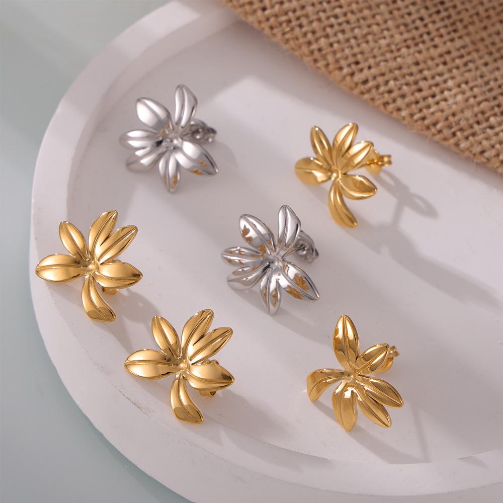 Ohrstecker im Mori-Stil mit geometrischen Blumen aus vergoldetem Titanstahl