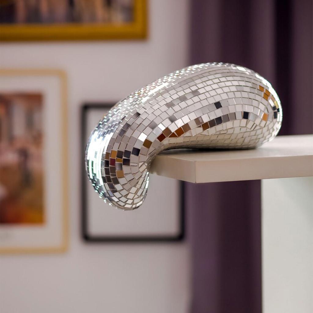 Eine schmelzende Discokugel-Dekoration: Ein einzigartig gestalteter Retro-Artikel für die Heimdekoration.