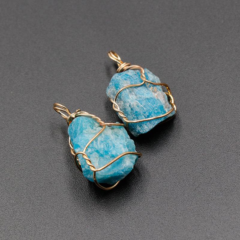 

Ожерелье с подвеской из розового кристалла в виде проволоки