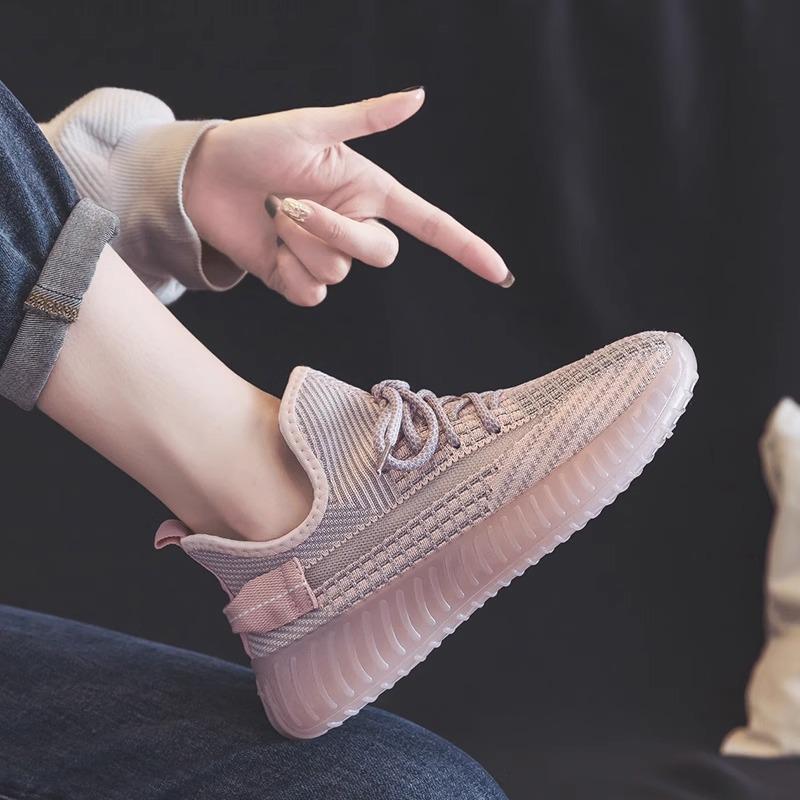 Sapatos tricotados voadores sapatos masculinos e femininos 2025 novos respiráveis estudante versão coreana moda sapatos esportivos casuais respiráveis para corrida fitness