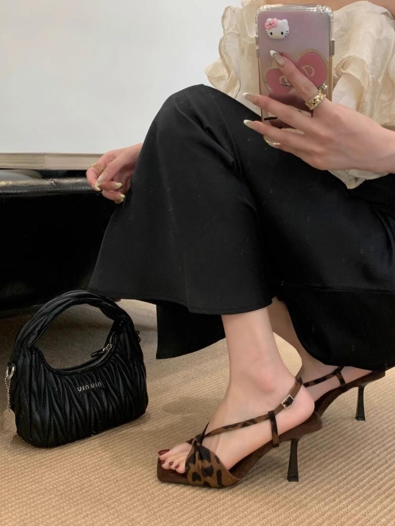 

Босоножки с квадратным носком и тонким каблуком, женские босоножки с перекрестными ремешками и леопардовым принтом, лето 2025, новые элегантные шлепанцы с открытым носком и высоким каблуком, женские сандалии 42 цветной печати леопарда