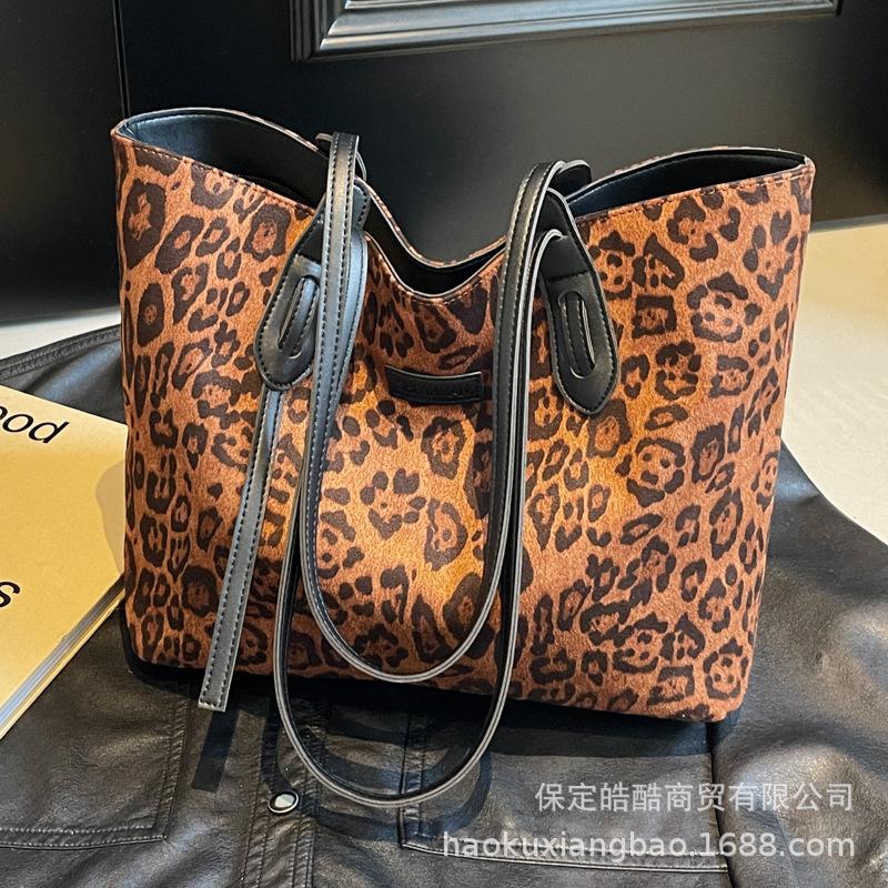Large capacity bag 2025 new versatile student class commuting shoulder bag women's bag high-end leopard print tote bag
