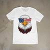 Amerikanischer Weißkopfseeadler mit Sonnenbrille in den Farben der amerikanischen Flagge