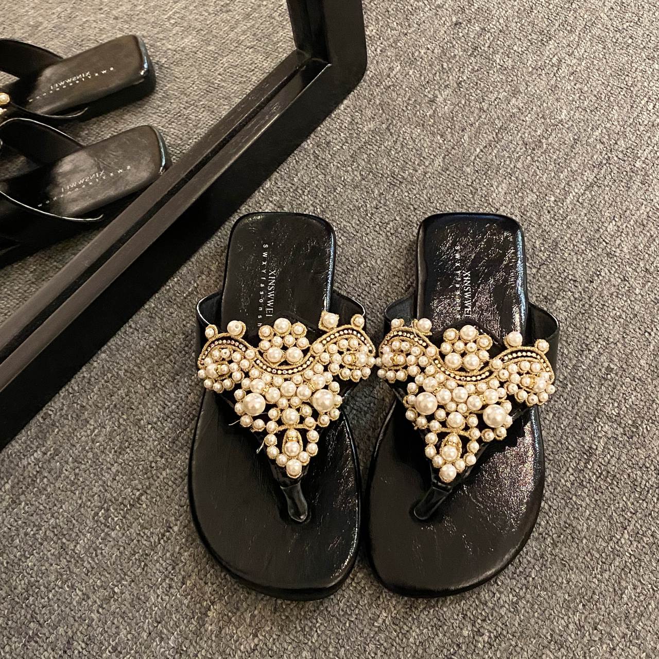 

Женские шлепанцы с бусинами, сандалии на плоской подошве, шлепанцы, повседневная обувь, женские, летние, тренд 2025, пляжные, с открытым носком, удобные, с перемычкой для пальца, слайды, mujer 40 чёрный