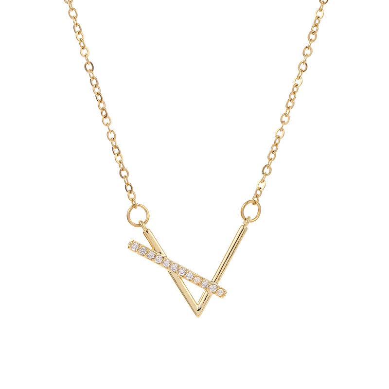 Geometric Diamond Inlaid Necklace: Fashionable Electroplated Choker & Clavicle Chain with Pendant.