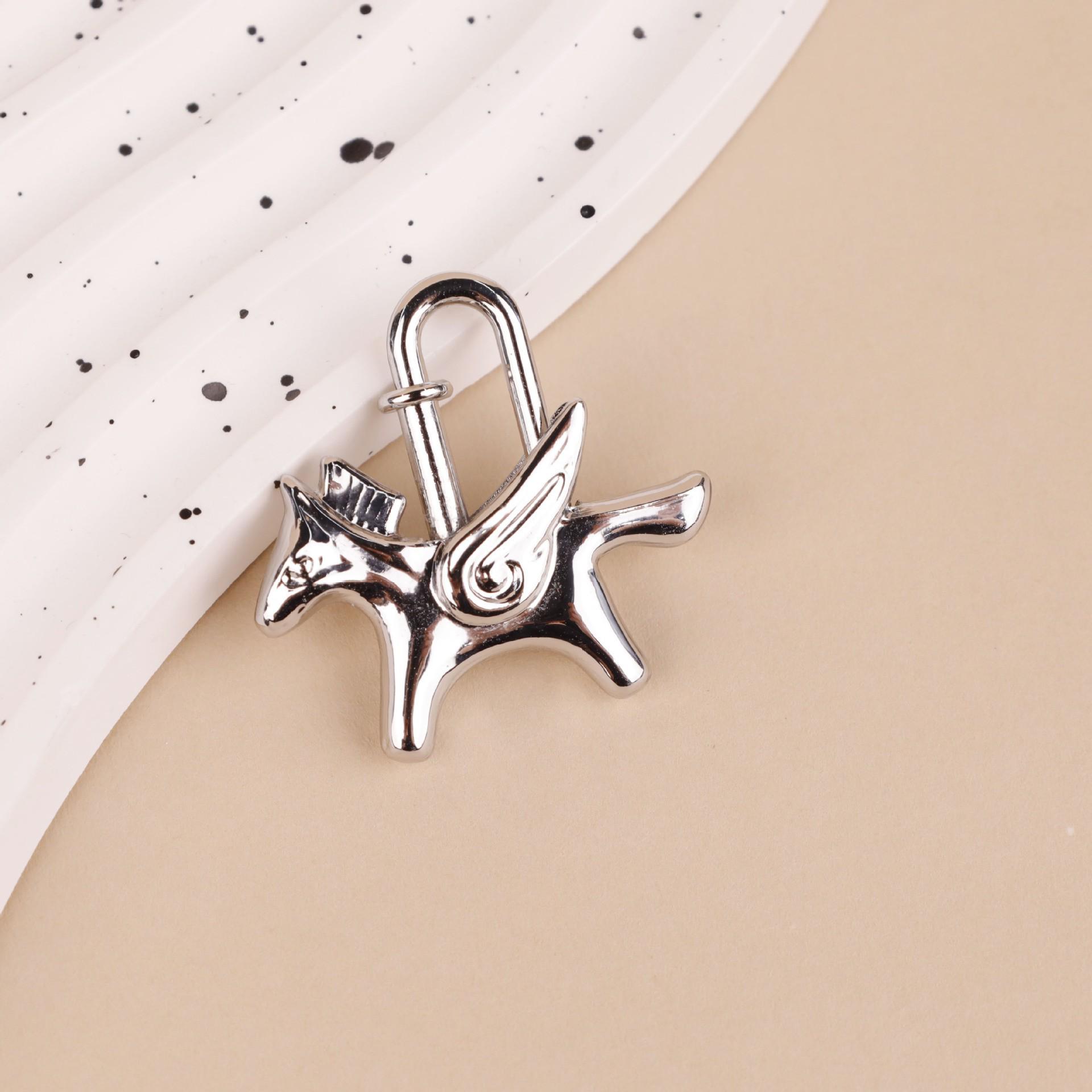 Изысканный подвеска-вишня Модный брелок - Металлический аксессуар для автомобильного брелка