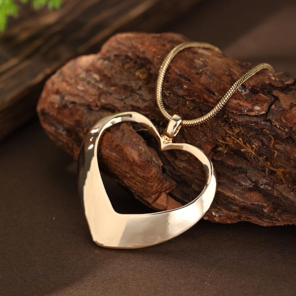 New Hollow Love Glossy Pendant, Women's Fashion High Sense Versatile Heart-shaped Alloy Necklace