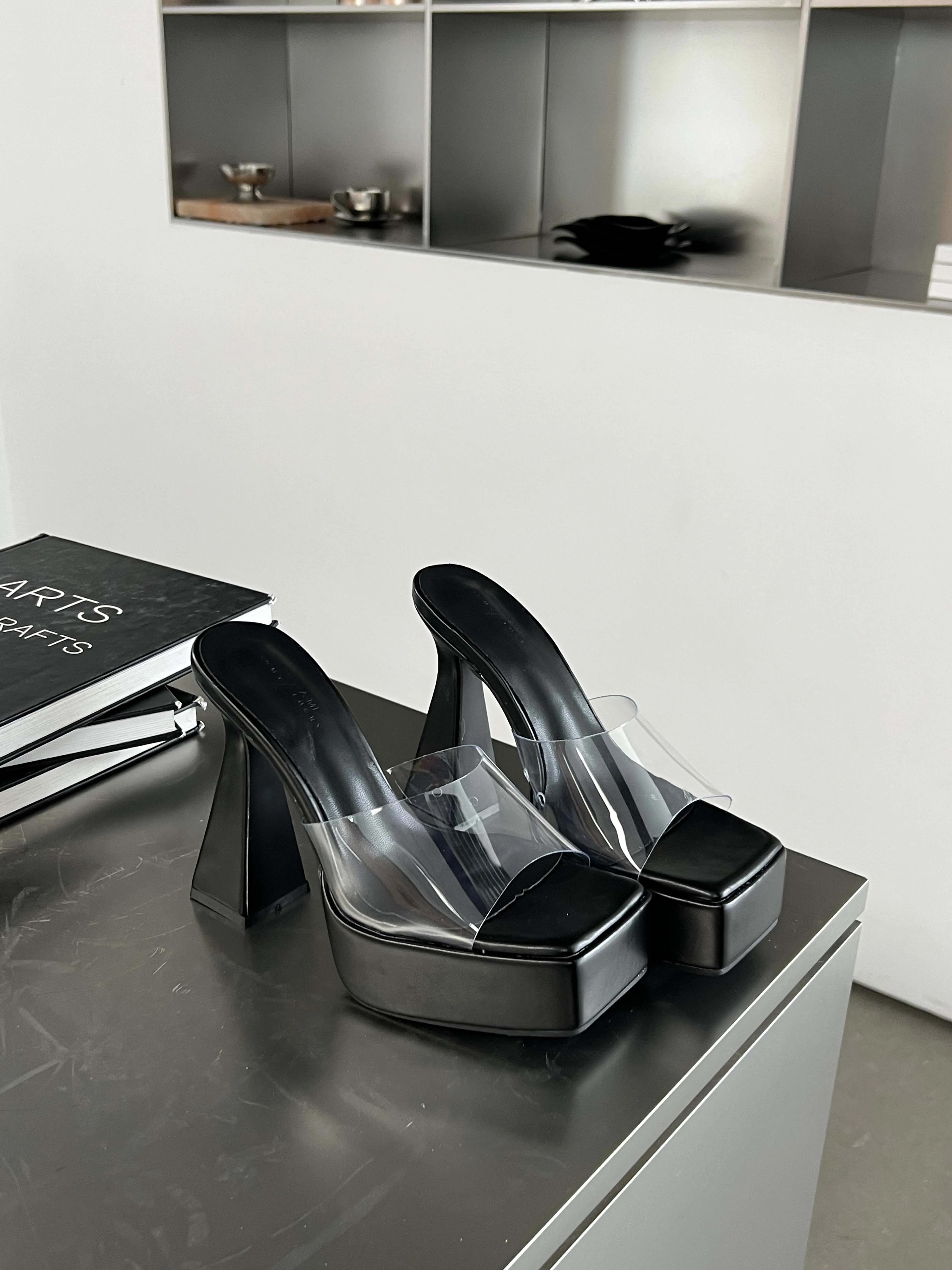 

Женские тапочки из ПВХ 2024 года, новые модные женские туфли на супер высоком каблуке, сексуальные туфли для вечеринок с открытым носком, летние шлепанцы на платформе с квадратным носком 34 чёрный