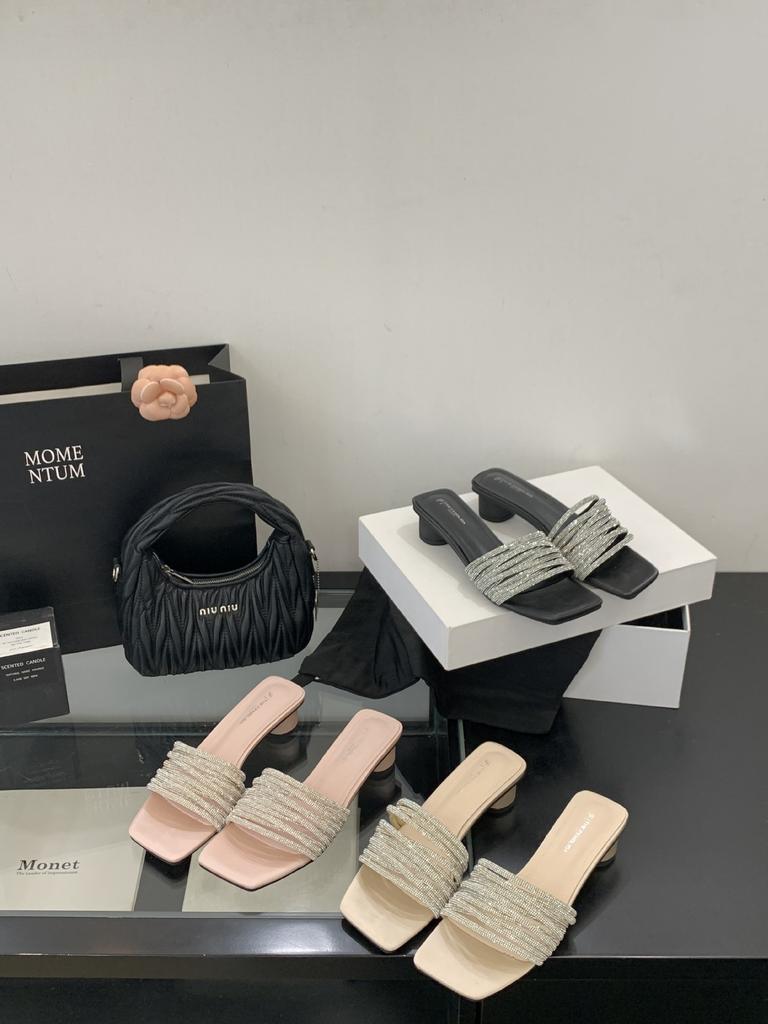 Leichter Luxus quadratischer Kopf Damen Sommerbekleidung Strass-Slipper dicker französischer Feenabsatz 2025 Schleppe cool neues Temperament offene Zehen cool