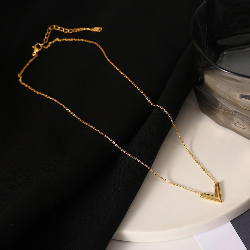Korean Fashion V Letter Titanium Steel Necklace - Women's Simple Non-Fading Pendant Clavicle Chain
