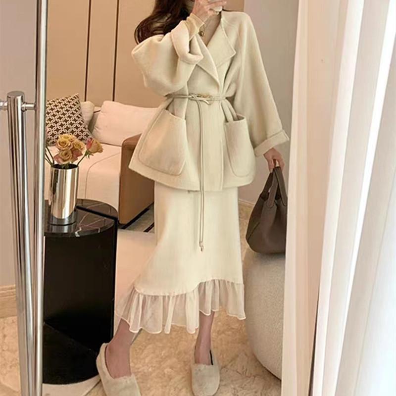 Podzimní a zimní pletená vlněná sukně střední délky áčkového střihu s vysokým pasem a vsadkami ze síťoviny