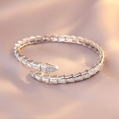 Luxuriöse glänzende AAA Zirkonia Schlangenknochen Armreifen Damen Silberfarbe Hochzeitsfeier Armspange für Frauen