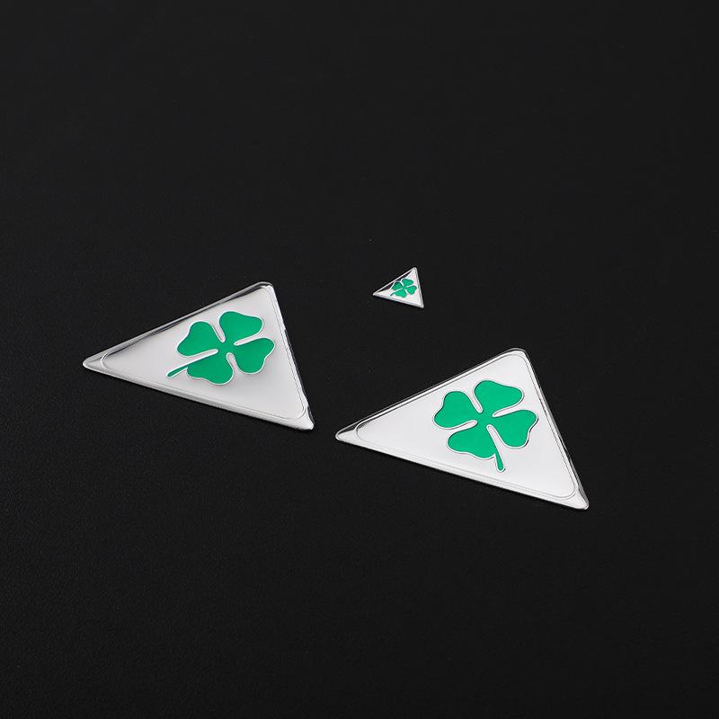 Čtyřlístek Samolepky na auto pro Alfa Romeo: Hliníkové emblémy a dekorace se čtyřlístkem.