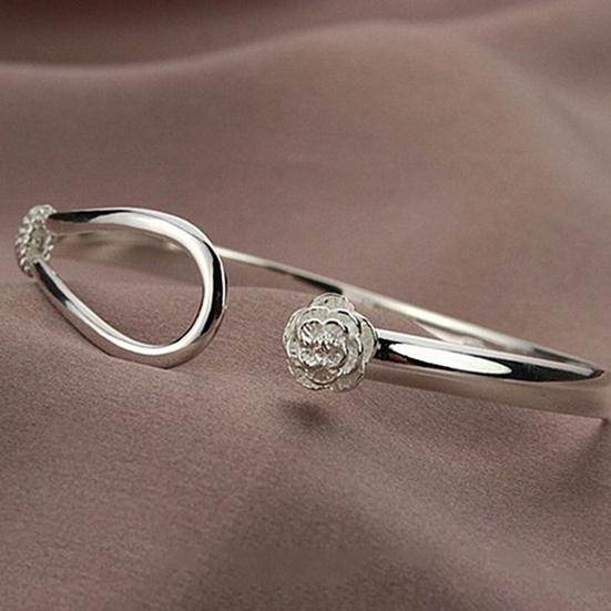 Bracelet Opening Design Flower Buckle Electroplating Bright Luster Unfading Decorate Jewelry Gifts Light Luxury