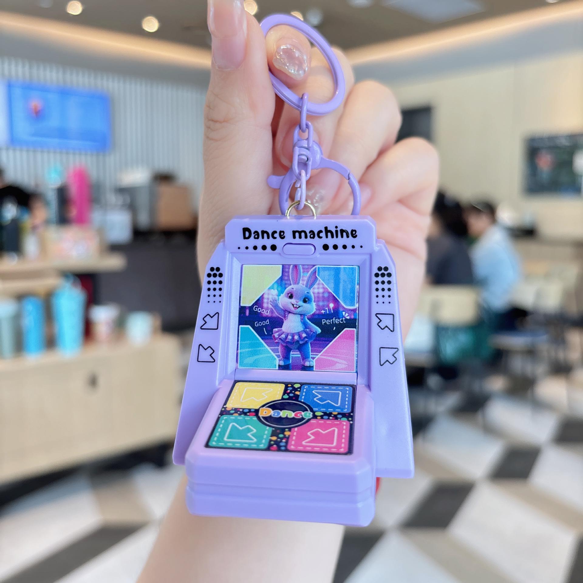 

Retro Fingertip Dance Keychain: Mini Beat Music Toy and Nostalgic Bag Pendant Gift