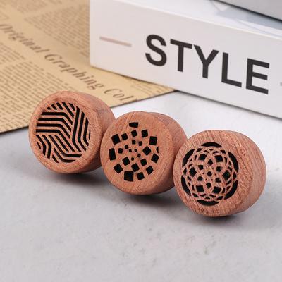 Diffuseur d'Aromathérapie en Bois Sculpté Diffuseur d'Arômes pour Voiture Sortie d'Air Diffuseur d'Huiles Essentielles Diffuseur pour Voiture Clip de Grille d'Aération Désodorisant pour Voiture