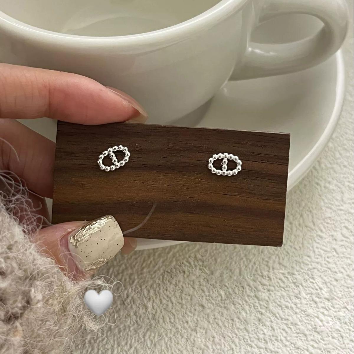 

Серьги-пусеты Мини «Свиной носик» Женские в стиле Инс Простые Нишевые Универсальные Серьги Маленькие Свежие Серьги Подарок