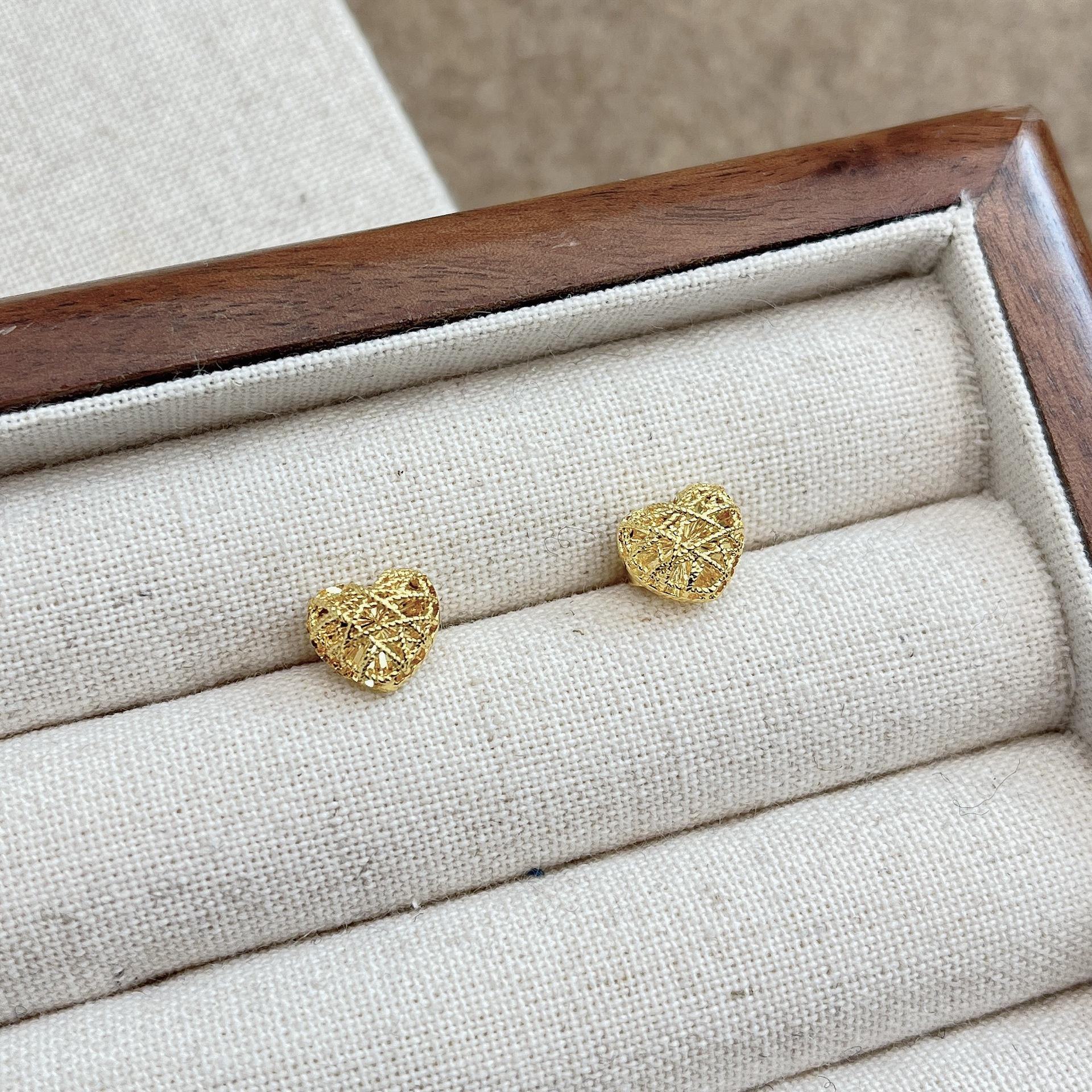 

Элегантные полые серьги из матового золота 2024 года: Элитный, нишевый дизайн для женщин — идеально подходит для осени и зимы AE065