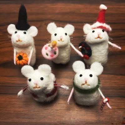 Maus mit Weihnachtsmütze Halloween-Maus mit einem Kürbis Handgefertigte Wollfilz-Mausfigur Geschenke Niedliche Maus Wollfilz-Figur