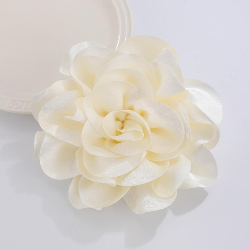 Stilvolle und praktische Stoffblumenbrosche Auffälliger Anstecker mit großer Blume Zarte Stoffblumenbrosche Nadel Accessoire