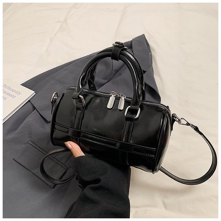 Fashion hand-held bowling bag women's 2025 autumn new simple niche trend commuter PU shoulder messenger women's bag