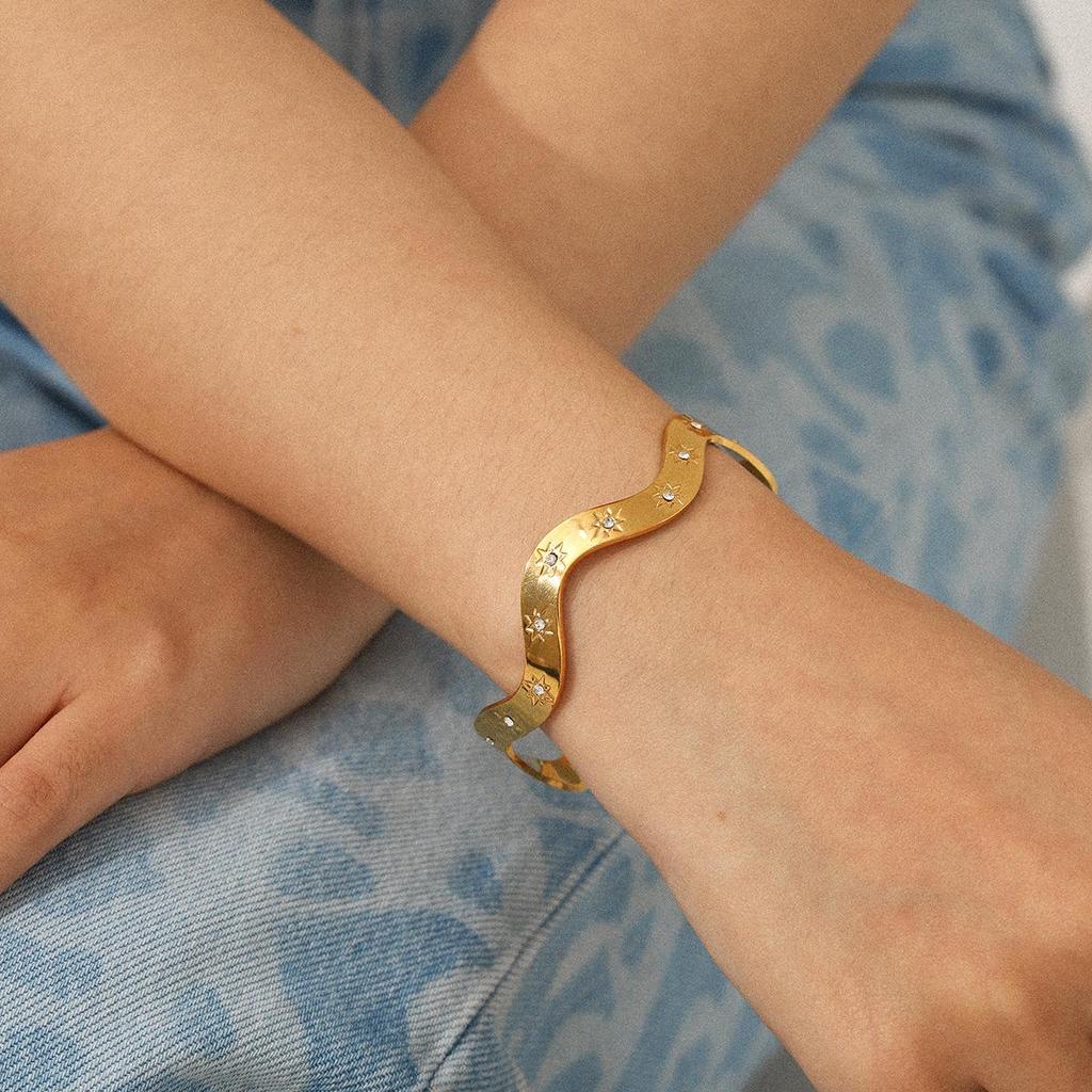 Evropský a americký vlnovitý náramek s diamantovým inkrustem, otevřený design, luxusní špičkové šperky z nerezové oceli a titanu.