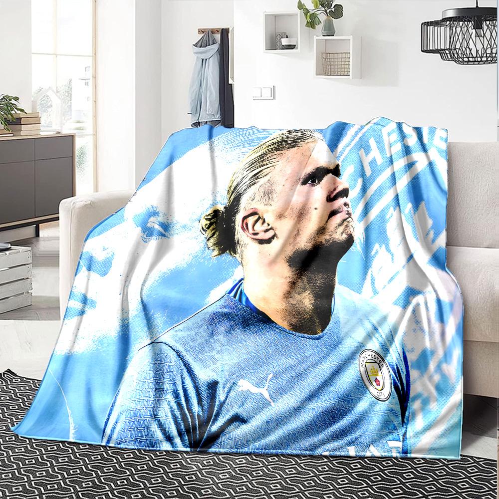 Haaland Spielerpose Flanelldecke, Weiches Polyester, Modernes Design, Ganzjahres für Camping, Reisen, Geschenke für Feiertage oder Geburtstage