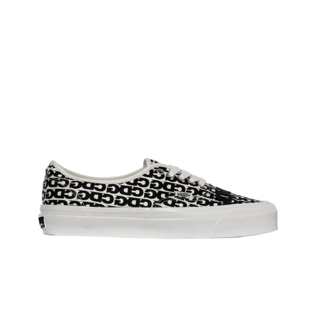 VN000EEUUY6 CDG (COMME des GARCONS) A OTW by Vans Authentic White (Men's)
