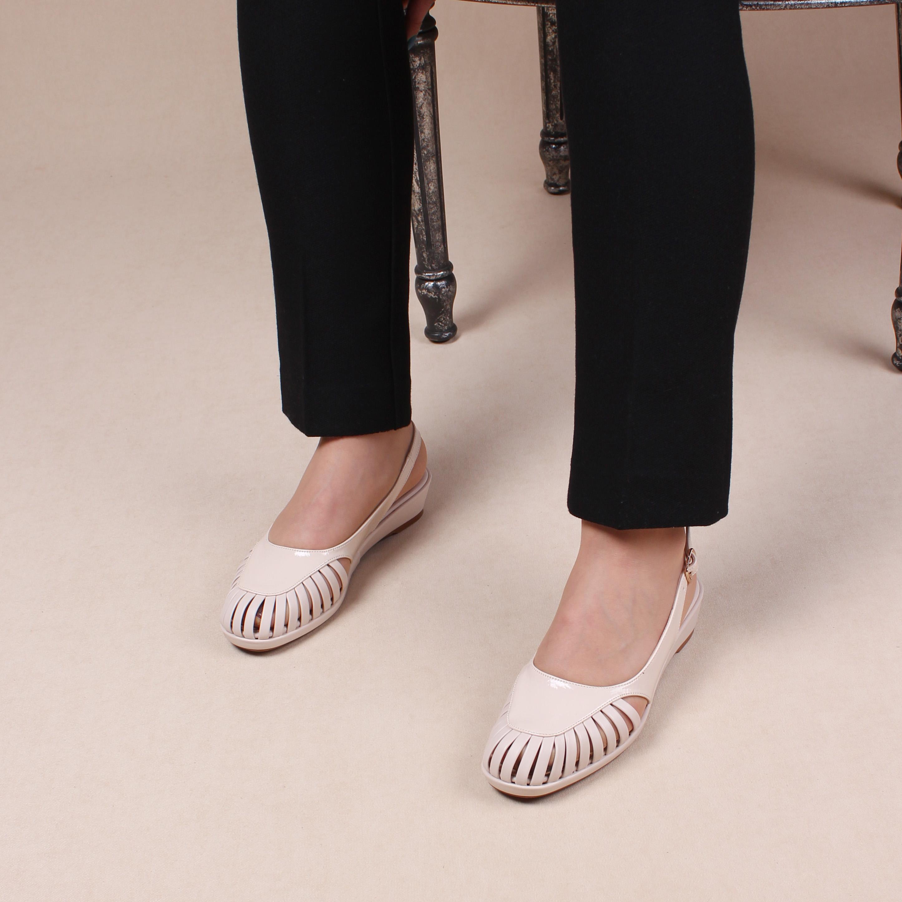 

Женская повседневная обувь Бежевый клиновидный каблук с ремнем на спине Повседневные удобные сандалии Стильная обувь Летний сезон 2021 года