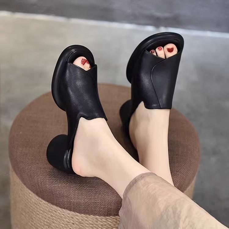 

Крутые тапочки женские летние новая универсальная темпераментная мода высокий каблук кожа толстый каблук туфли с открытым носком 40 чёрный