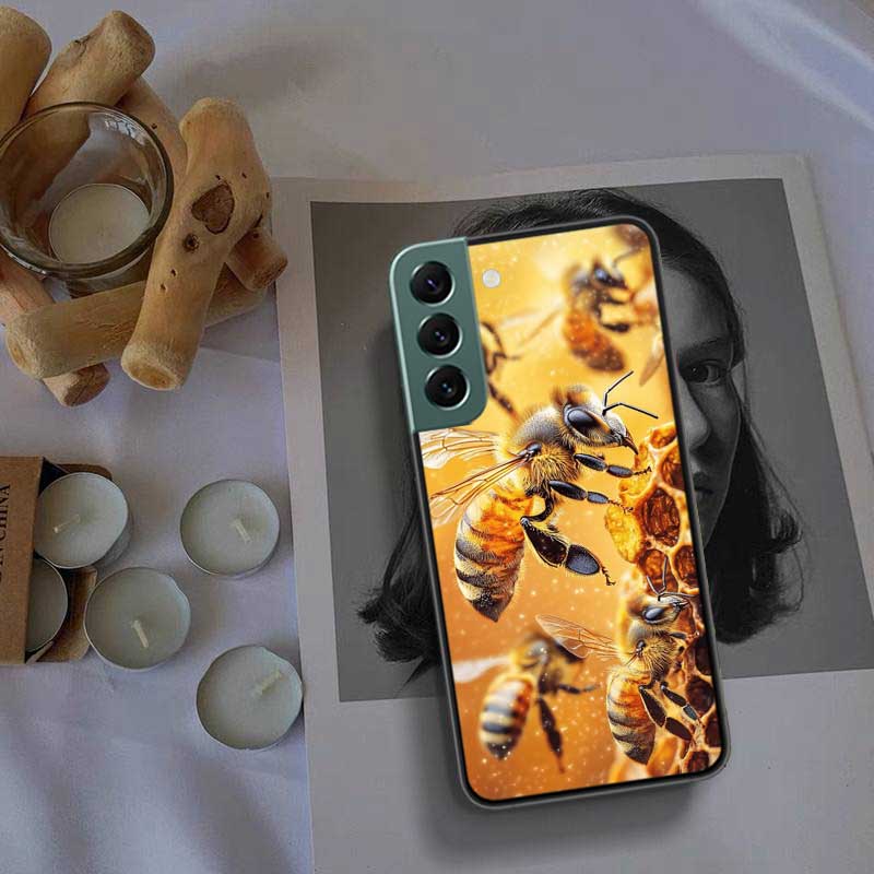 

Bees and Honey in the Honeycomb Phone Case For Samsung Galaxy S22 S25 Ultra S21 S10 Plus S26 Edge S20 S23 S24 FE Cover Silic Samsung S21 Plus
