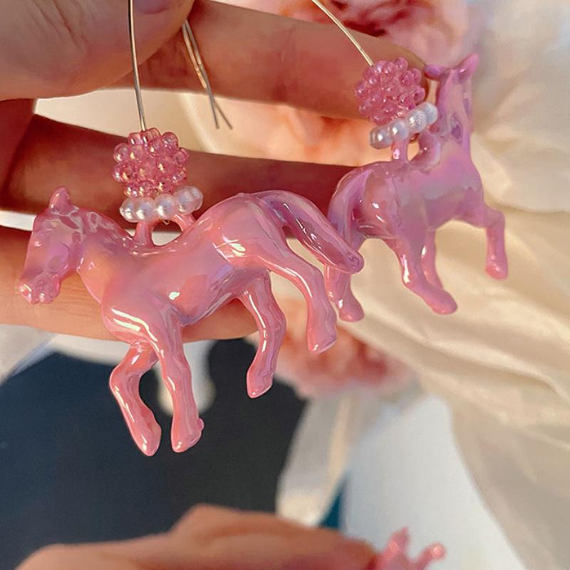 עגילים תלויים סוס קטן סטריאוסקופיים מוגזמים לנשים יצירתיות עגילים חמודים של חיות תכשיט קסם מתנת חג