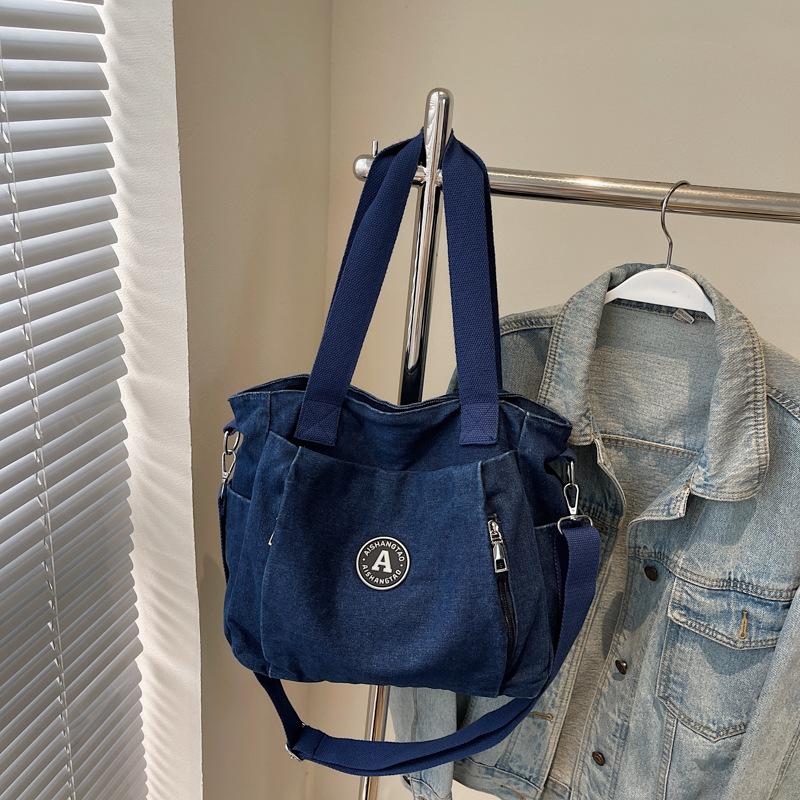 

2025 new fresh and simple women s handbag large capacity versatile commuter shoulder bag premium texture messenger bag темно-синього кольору