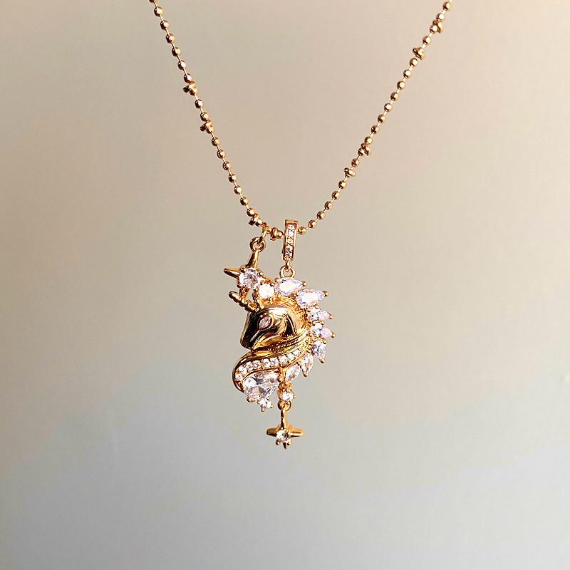Collana con Ciondolo Cavallo Zodiacale Placcata Oro 18k - Elegante Design a Cielo Stellato, Delicata Catena per la Clavicola.
