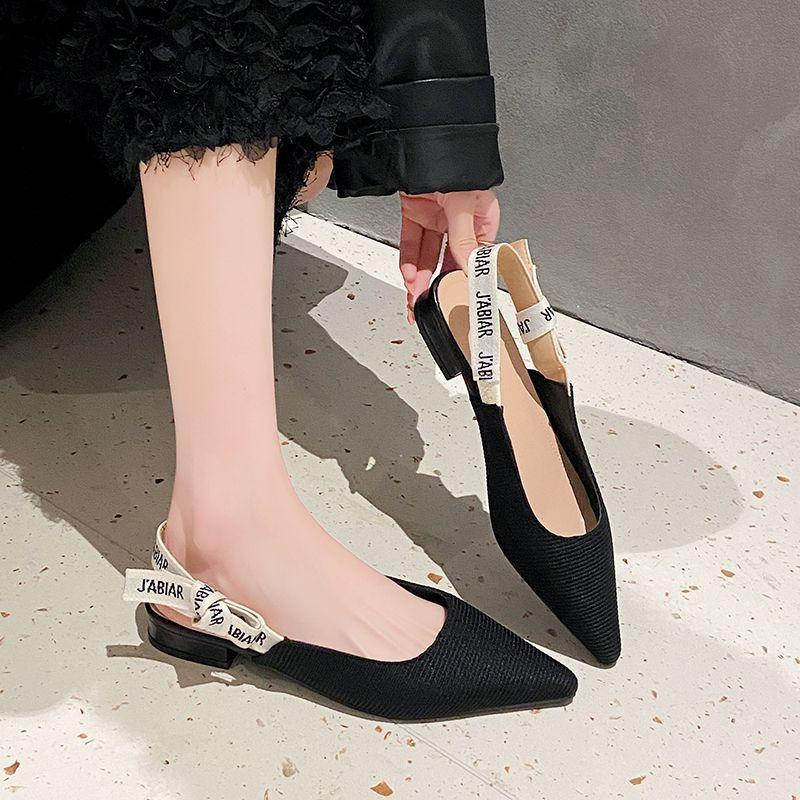 Špičatá mašle plochá podrážka pohodlné prázdné malé voňavé jednoboty 2025 léto a podzim nové módní taška hlava sandály dámské