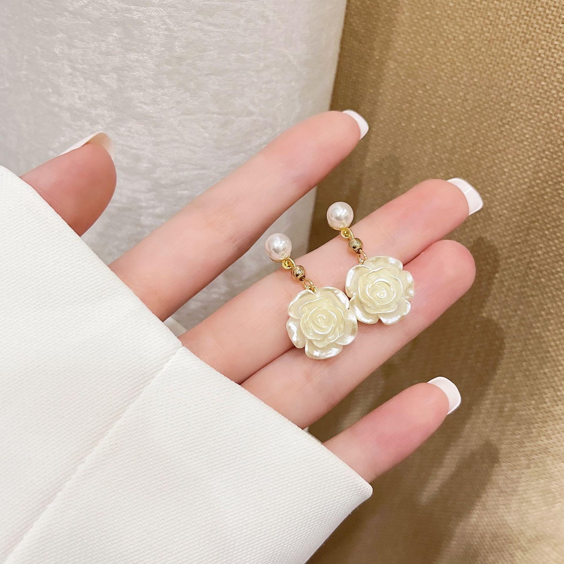 

Серьги-пусеты из серебра 925 пробы с цветком камелии и жемчугом: Элегантные женские летние пусеты и клипсы для ушей Pearl Stud with Silver Needle