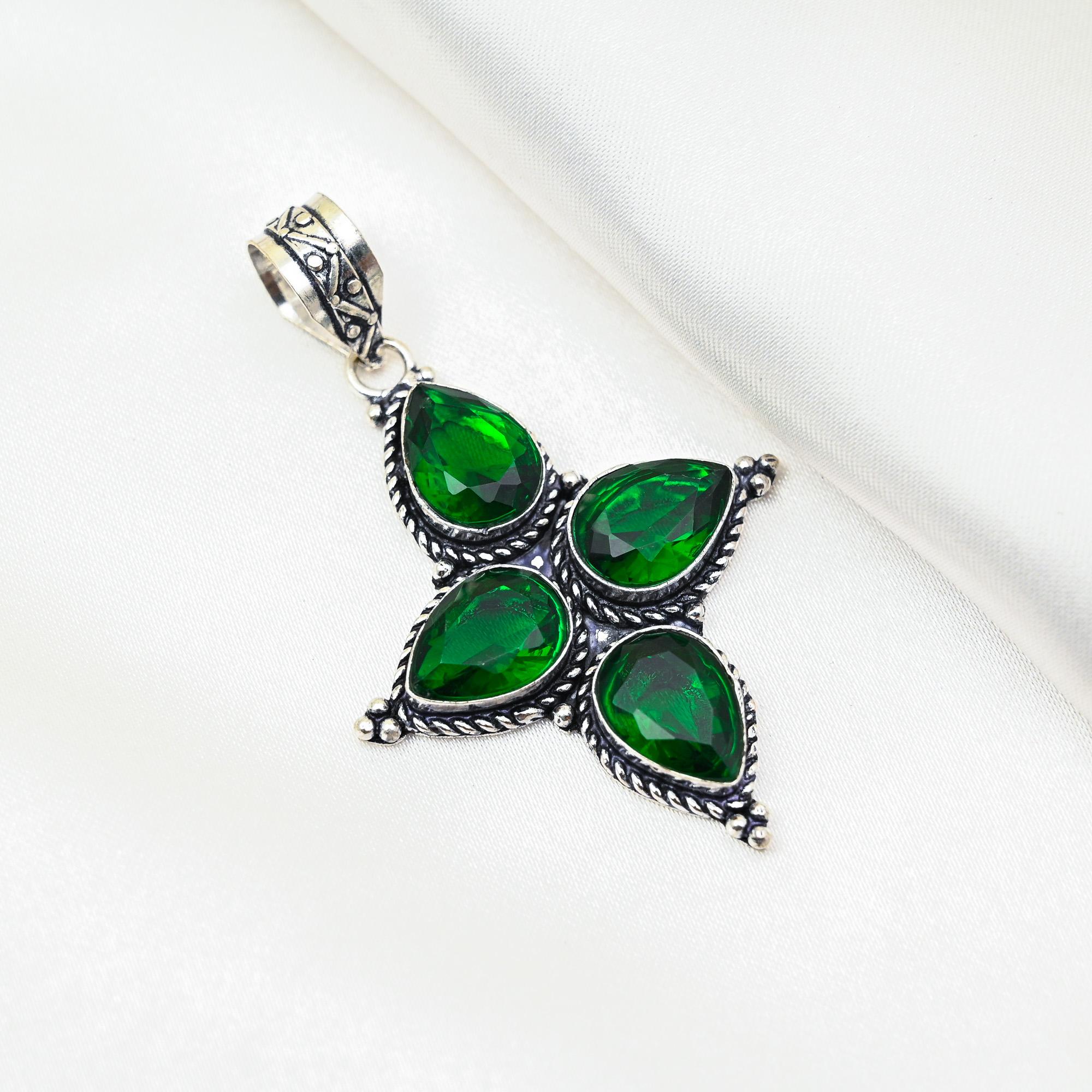 

Подвеска из драгоценного камня ручной работы из хромдиопсида, подвеска из чистого серебра 925 пробы, подвеска для ювелирных изделий уникального дизайна 2.55 Inches зелёный