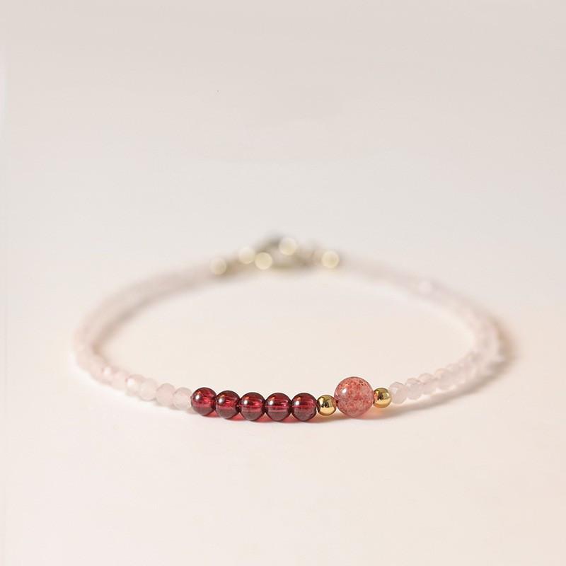 Extremely fine 2mm strawberry crystal powder crystal bracelet, ultra-fine stacking design, niche temperament bracelet, exquisite jewelry.