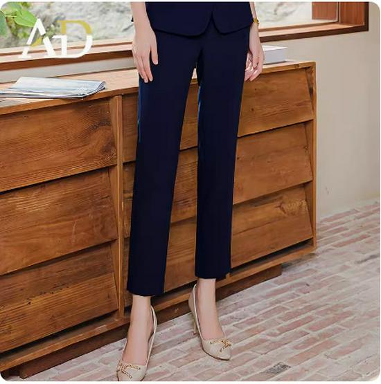 

Женский приталенный темно-синий костюм с коротким рукавом для деловых мероприятий XXL