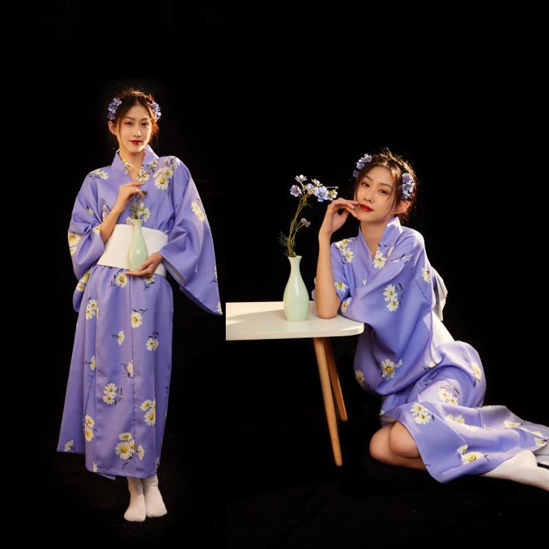 Dámské japonské kimono a yukata šaty pro formální fotografování