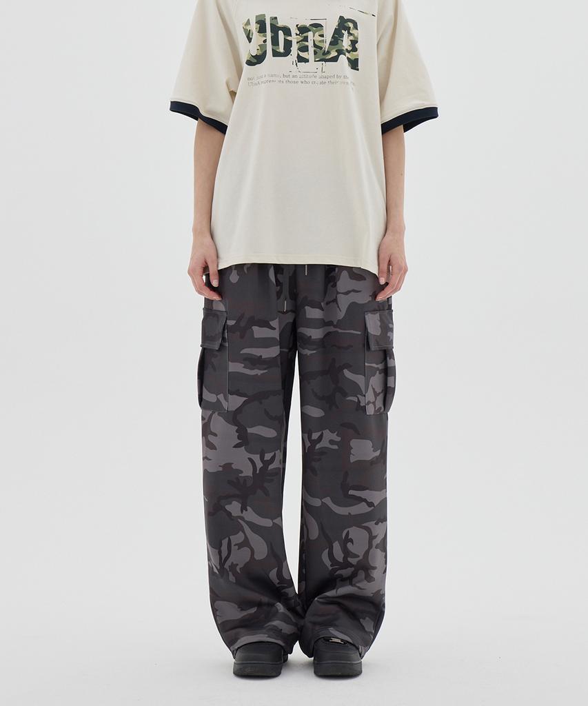 URBANAGE Camo Single-Pleat Wide Cargo Sweatpants_Charcoal