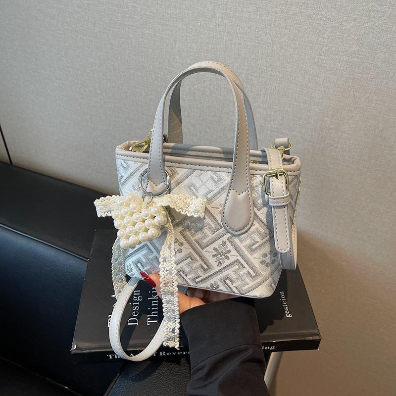 2025 Portable Niche Design Bag Women's Bucket Bag New Sweet Shoulder Messenger Bag