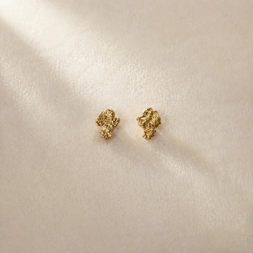 Vintage Textured Stud Earrings: European and American High-End Fashion, Versatile Everyday Luxury