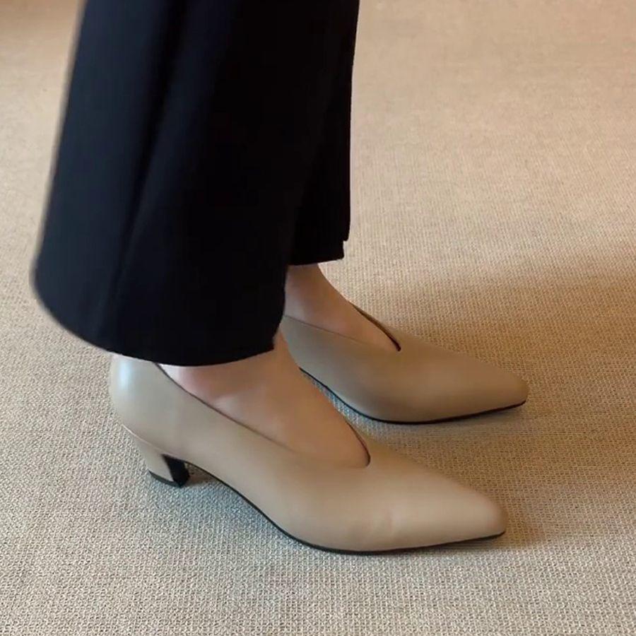 Simple Temperament Old Money Wind Witch Shoes Commuting Temperament Pointed Head Thick Heel Shallow Mouth Fashion Single Shoes 2025 Spring New